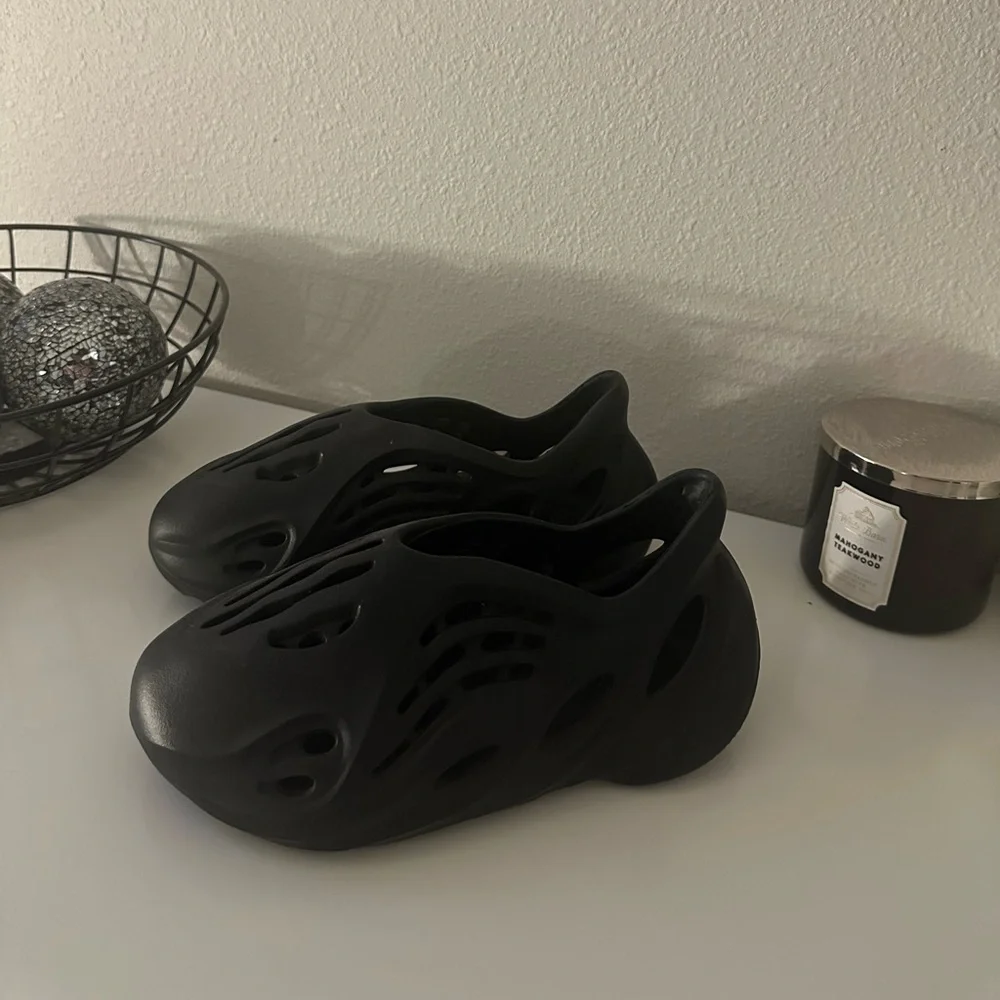 yeezy black foam runners - Picture 3 of 3